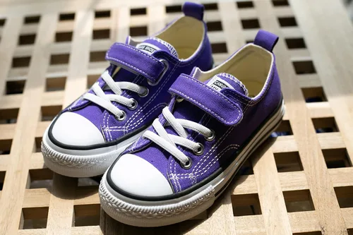 Miniatura 8 de justwaner Zapatos de lona para niños y niñas de parte superior baja ligeros transpirables con gancho y bucle tenis casuales para correr