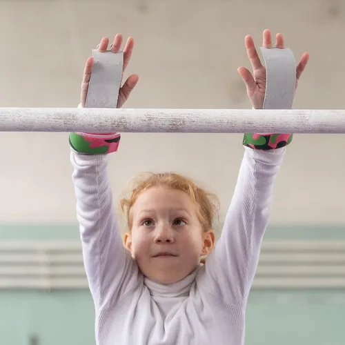 Miniatura 5 de HOLVIST Puños de gimnasia Puños de gimnasia hechos de cuero Empuñaduras de gimnasia para niñas de 10 a 12 Empuñaduras de gimnasia con velcro