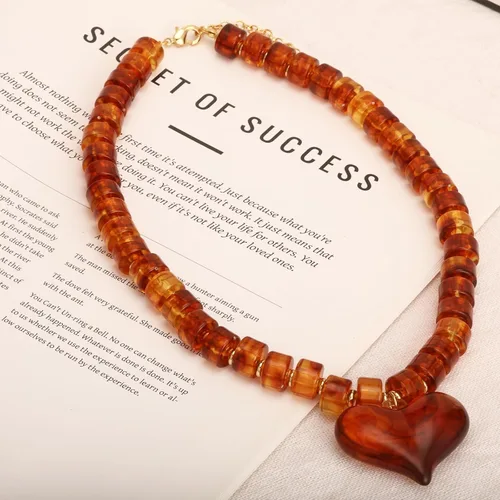 Miniatura 5 de Dr's gift Collar grueso para mujer, collar de corazón con dije de corazón de acrílico naranja, gargantilla de cuentas gruesas ámbar con colgante