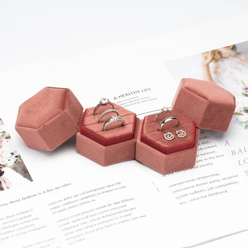 Miniatura 4 de Giftop Caja de terciopelo hexagonal igual para anillos, 3 ranuras para ceremonia de boda, propuesta, compromiso, cumpleaños (rosa polvoriento)
