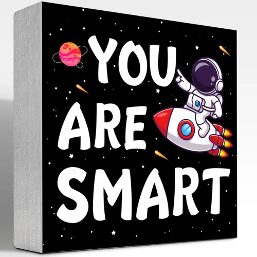 Letrero inspirador de madera con texto en inglés "You are Smart, lindo astronauta montando cohete en el espacio, caja de madera, placa, decoración
