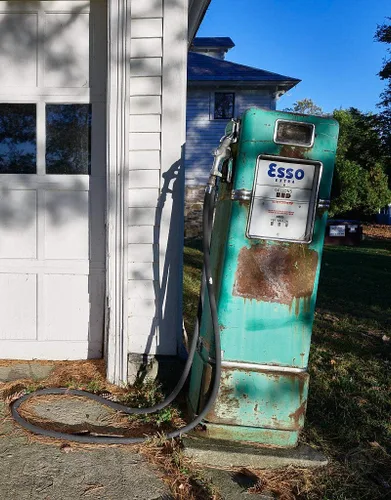 Historic Pictoric Foto - Una bomba de gasolina vieja engreída en los terrenos de la casa Park-McCullough, una mansión de treinta y cinco