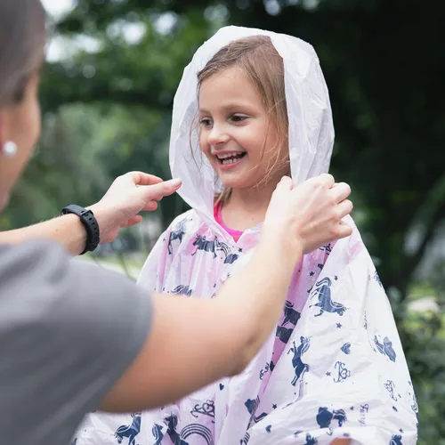 Miniatura 5 de Ponchos de lluvia desechables paquete familiar (paquete de 8) – Poncho de lluvia impermeable con capucha para adultos y niños – Paquete de poncho