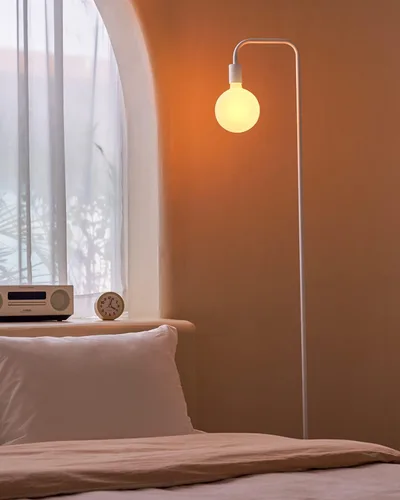 Miniatura 7 de ONEWISH Lámpara de pie para sala de estar, lámpara de pie minimalista con bombilla LED moderna, vidrio blanco esmerilado de 6 pulgadas, 1800 K