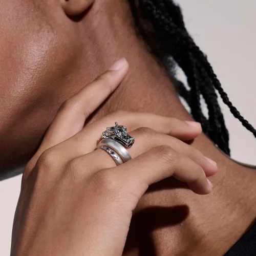 Miniatura 4 de Anillo de plata Naga Legends para mujer en acabado cepillado con espinela negra y ojos de zafiro azul