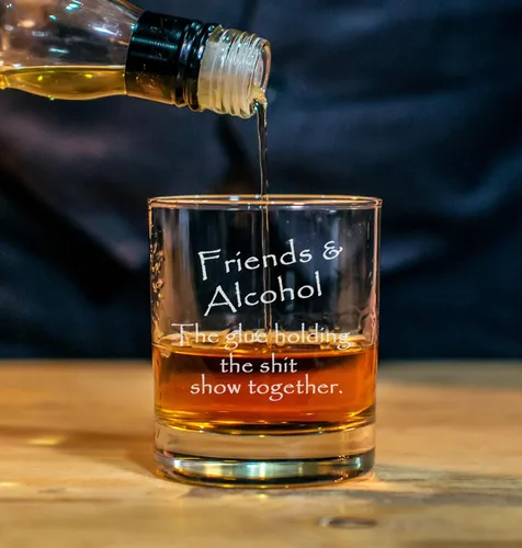 Miniatura 4 de Friends & Alcohol The Glue Holding This Shit Show Together - Vaso de whisky grabado de 11 onzas grabadas a la antigua usanza, regalos sarcásticos