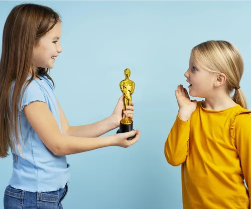 Miniatura 5 de GiftExpress Paquete de 12 estatuillas de trofeo de oro de 6 pulgadas, estatuas de trofeo para ceremonia de premios, regalo de reconocimiento