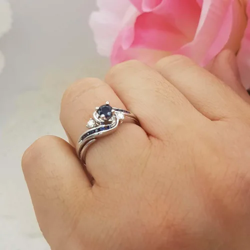 Miniatura 2 de Juego de anillos de compromiso a juego de oro blanco de 18 quilates con zafiro azul redondo y diamantes blancos para mujer