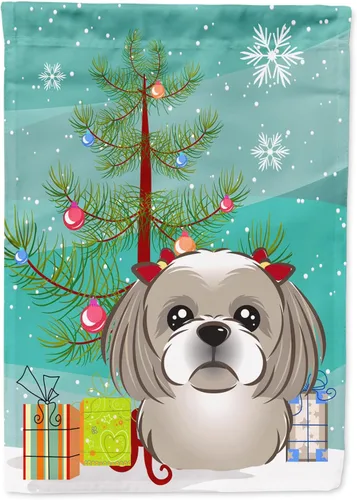 Miniatura 107 de Caroline's Treasures BB1622CHF - Bandera de casa Shih Tzu con árbol de Navidad y gris plateado para porche, grande, para colgar en la pared