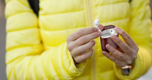 Miniatura 7 de Dreem Om - Funda para estuche con clip para llavero compatible con AirPods 1 y 2, funda de cuero vegano para Airpods para hombres y mujeres, Negro