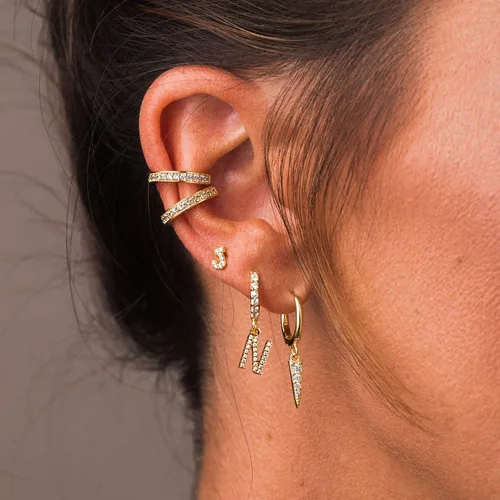 Miniatura 3 de Mevecco Aretes de aro de oro delicado de 18 quilates con circonita cúbica en pavé con iniciales A-Z de 26 letras personalizadas, diminutas colgantes
