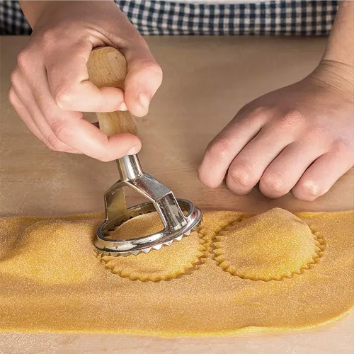 Miniatura 5 de Cortador de sellos de ravioles con juego de ruedas de rodillo, molde con mango de madera y borde estriado, accesorio de cocina para prensa de pasta