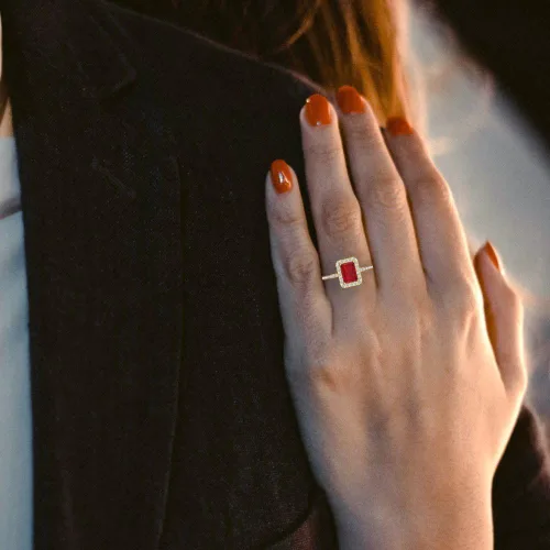 Miniatura 5 de Anillo solitario de corte esmeralda brillante de 1,79 quilates con acento impecable, ideal VVS1 de imitación de rubí rojo, compromiso