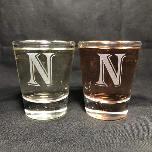 Miniatura 13 de Juego de 2 vasos de chupito con letras de monograma de 1.5 oz (B)