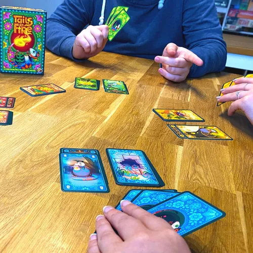 Miniatura 7 de HeidelBÄR Games Tails on Fire, un juego de cartas interactivo para 2-6 jugadores donde elegir las mejores 3 cartas en una ronda se convierte en un