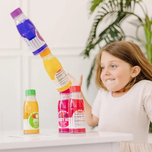 Miniatura 7 de Melissa & Doug Tip & Sip - Botellas de jugo de juguete y tarjeta de actividad (6 piezas) juego de comida de juego de simulación, comida de cocina
