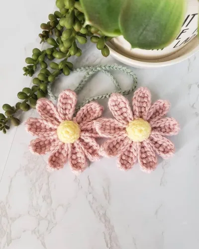 Miniatura 2 de Accesorios de automóvil con margaritas de ganchillo para mujeres y niñas, bonitos dijes colgantes para espejo retrovisor, hechos a mano, margarita