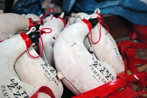 Miniatura 6 de LAS TRES ZZZ Bolsa Bota Curvada a Mano Española 1 Litro Tradicional Cantina de Cuero de 1 Litro con Forro de Látex para Actividades al Aire Libre