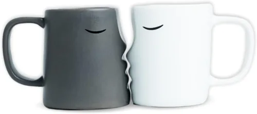 Occasionals - Juego de tazas de pareja besándose, regalo de boda para parejas 2025, regalos de compromiso, Día de San Valentín, lindas tazas de café