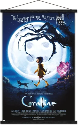 Miniatura 8 de Trends International Coraline - Póster de pared de una hoja Braver, 22.37 x 34.00 pulgadas, paquete de impresión premium y colgador de madera de haya