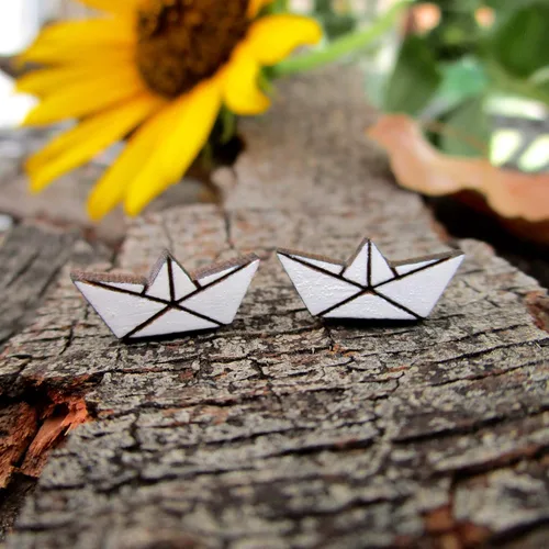 Miniatura 2 de Origami - Aretes de madera pintada de color blanco con postes de titanio hipoalergénicos sin níquel, joyería de capitán marinero