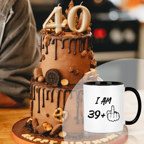 Miniatura 8 de YHRJWN - Regalos de cumpleaños número 40 para mujeres y hombres, taza de café I Am 39 Plus, regalos divertidos de cumpleaños para amigos, compañeras