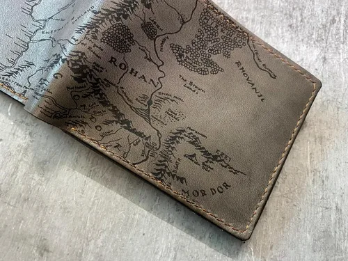 Miniatura 20 de Billetera vintage hecha a mano para hombre – Cuero auténtico plegable con grabado de mapa, regalo personalizable, Castaño, medio, Billetera plegable