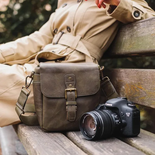 Miniatura 2 de Bolso bandolera para cámara de piel auténtica MegaGear, para cámaras mirrorless, dispositivo electrónico portátil Caqui Verde