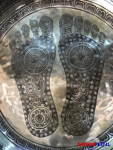 Miniatura 4 de Cuenco grande para cantar - 53 cm de diámetro - Cuenco para pies para estar de pie grabado por artesanos de Nepal - Para sanación, baño de sonido