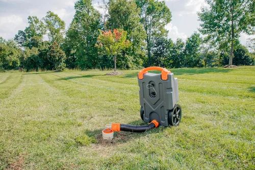 Miniatura 8 de Camco Rhino - Tanque portátil de 15 galones para RV - Cuenta con ruedas grandes resistentes a pinchazos y orificio de drenaje bajo - Incluye
