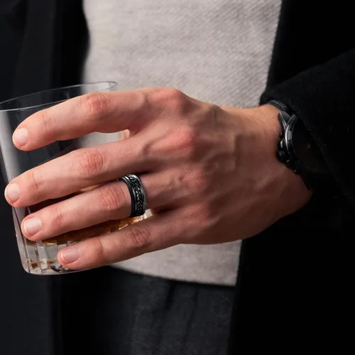 Miniatura 18 de LAOYOU Anillo giratorio para hombre para alivio de la ansiedad 0.315 in de acero inoxidable negro anillo de ansiedad con incrustaciones de cadena