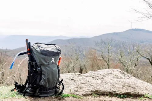 Miniatura 7 de Bear Grylls Mochila de hidratación de senderismo de 45 L, mochila de día con bolsa de agua de 2 litros, ligera y perfecta para acampar, correr