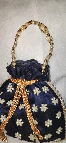 Miniatura 4 de Bolsa de algodón de seda artística. Esta elegante pieza bordada a mano con perlas alrededor y cuentas funcionan con mango de perla.