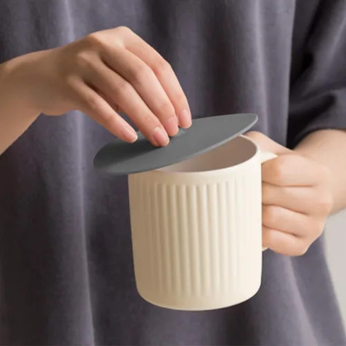 Miniatura 3 de Carrotez Paquete de 2 tapas de silicona para tazas, tapas para tazas de 4.3 pulgadas, tapas de silicona reutilizables para tazas de café y té