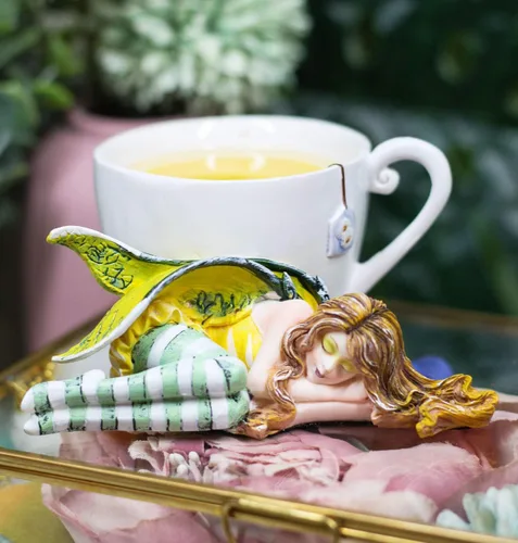 Miniatura 3 de Ebros Gift Amy Brown Fantasy Manzanilla calmante en taza de té con figura de hadas durmiendo escultura festiva coleccionable