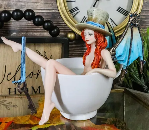 Miniatura 9 de Ebros Gift Amy Brown - Taza de té Steampunk cerrajero portador de llaves con alas de dragón mecánicas y sombrero de copa en baño de té cálido
