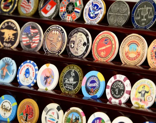 Miniatura 4 de 4 filas 40 Challenge Coin Casino Chip Display Case Rack Holder Stand para mesa Estante Escritorio Acabado negro