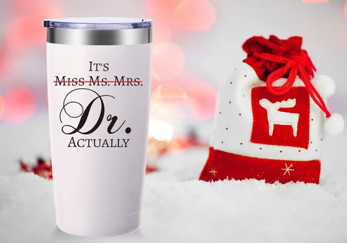 Miniatura 4 de AMZUShome Vaso de viaje con texto en inglés "It's Miss Ms Mrs Dr Really Mug.Doctor, Doctor Retirement, Medical School Graduations", Blanco