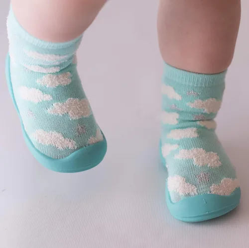Miniatura 4 de Nuby Snekz - Calcetines de goma para primeros pasos, M, Nubes