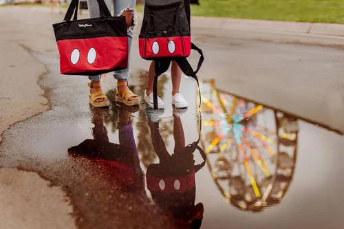 Miniatura 6 de PICNIC TIME Disney Mickey Mouse Shorts Topanga - Bolsa enfriadora suave, hielera para pícnic, (negro con patrón rojo)