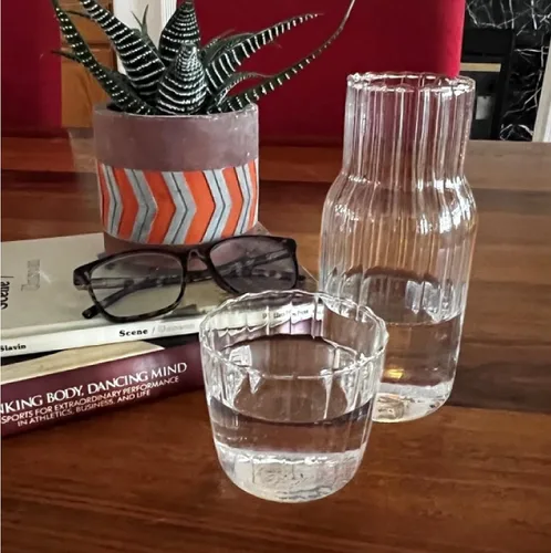 Miniatura 3 de Lily's Home Jarra de Agua de Mesita de Noche de Estilo Vintage con Vaso de Cristal, Usar en Dormitorio, Baño o Cocina, Usar el Vaso como Tapa, Retro