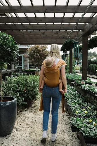 Miniatura 8 de Lalabu The Simple Wrap Baby Wraps Carrier - Elegante portabebés para recién nacidos y niños pequeños de 13 a 28 libras. Probado en seguridad, fácil