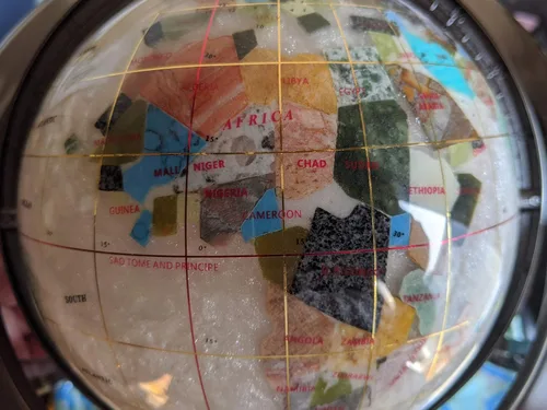 Miniatura 4 de Unique Art - Globo de mundo con forma de remolino de perlas puras de 10 x 6 pulgadas con trípode plateado