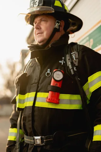 Miniatura 8 de Streamlight 90950 Survivor X Linterna de bombero en ángulo recto de 250 lúmenes con tres (3) pilas alcalinas AA, naranja