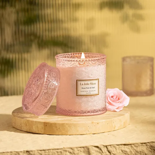 Miniatura 3 de La Jolie Muse - Vela Rose Noir & Oud - Limón, rosa y oud - Vela grande de 19 oz con mecha de madera, cera de soja natural y 90 h de combustión Rosa