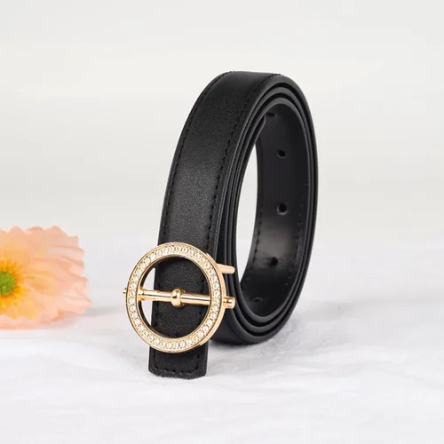 Miniatura 223 de Cinturón de cuero clásico con hebilla de metal para mujer con vestido de jeans
