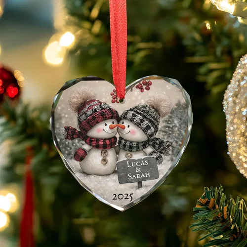 Miniatura 5 de Noni Adorno personalizado de cristal de corazón para parejas, nombres personalizados impresos y año 2026, muñeco de nieve para parejas, recuerdo