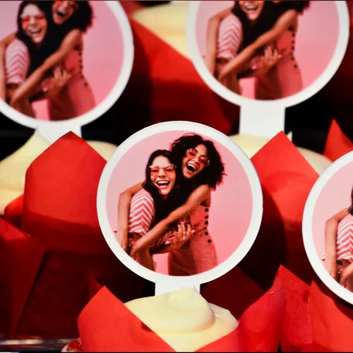 Miniatura 3 de Paquete de 200 adornos personalizados para cupcakes, de plástico, 2 x 4 pulgadas, carga 1 foto, hecho en Estados Unidos (forma de círculo)