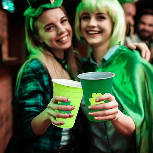 Miniatura 6 de FYSUIMU 50 vasos de plástico del día de San Patricio de 16 onzas desechables con trébol verde, vasos apilables para fiestas irlandesas, suministros