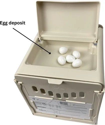 Miniatura 8 de Caja nido de plástico para pájaros, taza nido extraíble y portátil con puerta trasera corredera para una fácil limpieza y depósito para almacenar